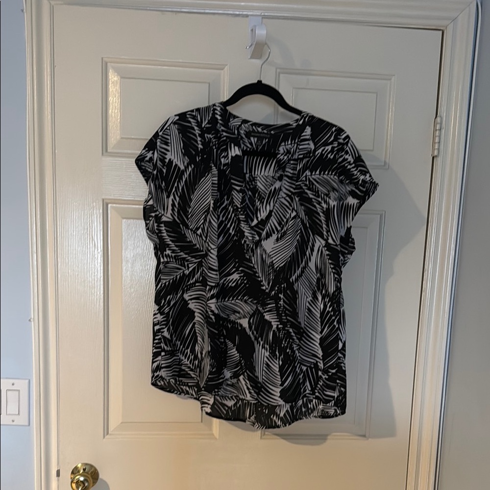 Black and White Ruched Blouse with Short Sleeves